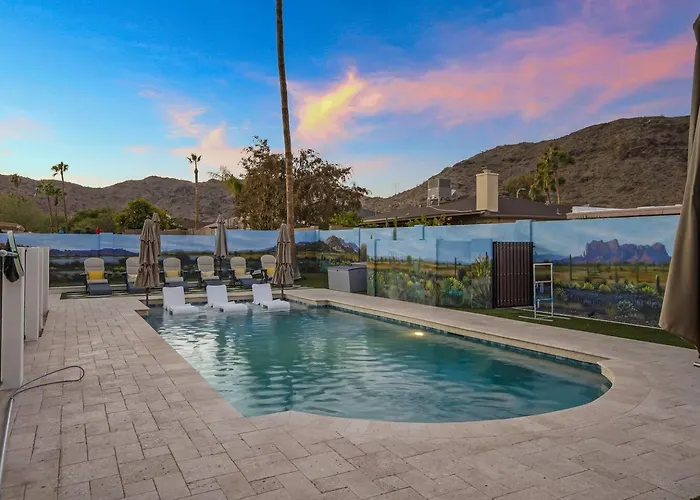 3 Bd Retreat W. Free Heated Pool * Phoenix