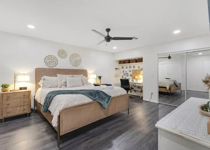3 Bd Retreat W. Free Heated Pool * Phoenix