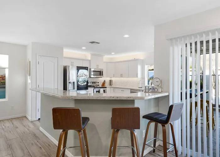 3 Bd Retreat W. Free Heated Pool Phoenix