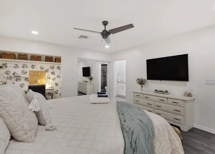 3 Bd Retreat W. Free Heated Pool *