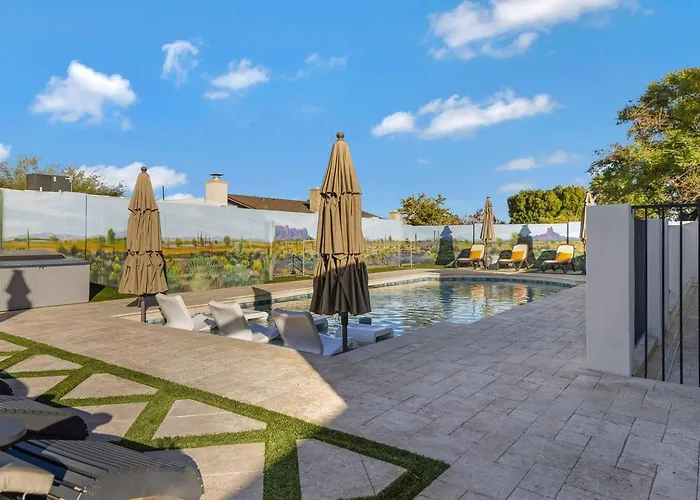 3 Bd Retreat W. Free Heated Pool *